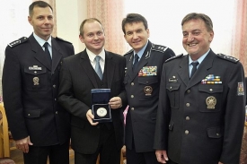 Tomáš Kužel (vlevo) sloužil u StB a jeho kariéra u policie běží dál.